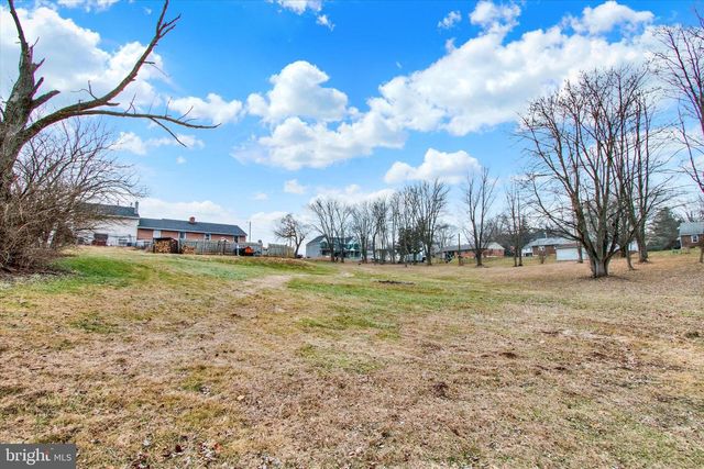 30 LAUSCH RD, Denver, PA 17517