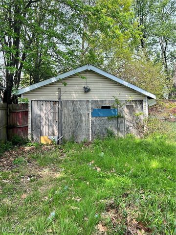 996 Burkhardt Avenue, Akron, OH 44301