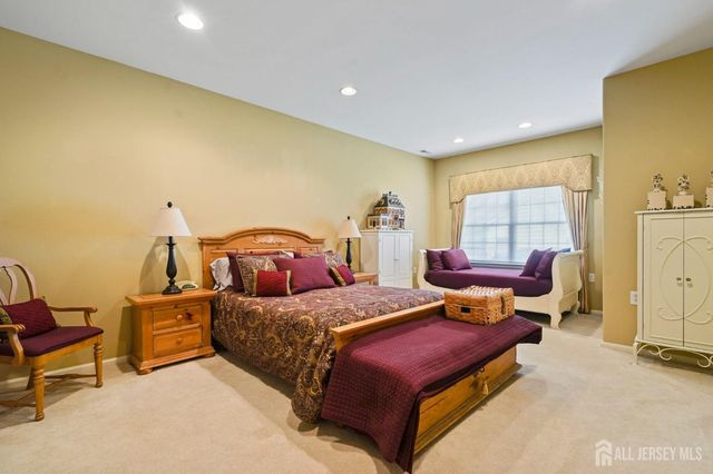 52 Vineyard Court, Monroe, NJ 08831