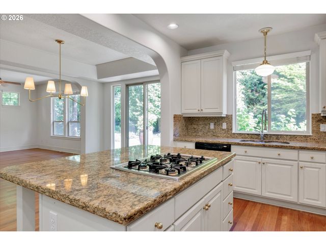 13389 Sw SHAKESPEARE St, Portland, OR 97224