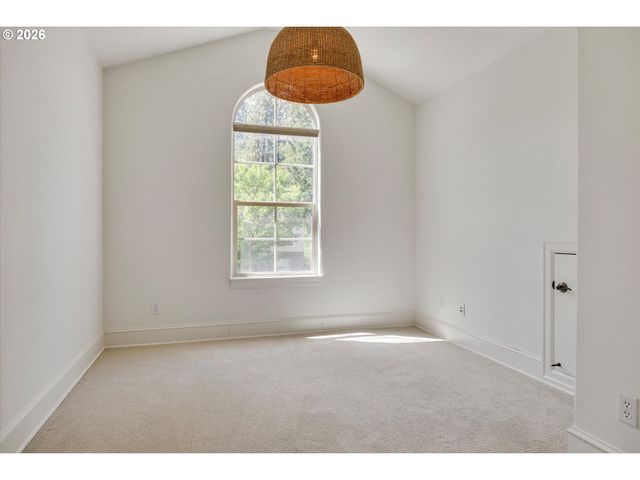 13389 Sw SHAKESPEARE St, Portland, OR 97224