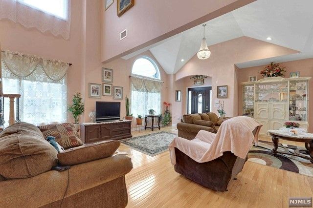 204 Farnham Avenue, Lodi, NJ 07644