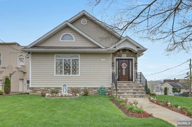 204 Farnham Avenue, Lodi, NJ 07644