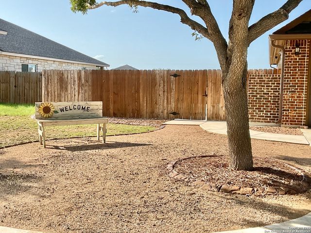 121 W Medium Meadow, Lytle, TX 78052