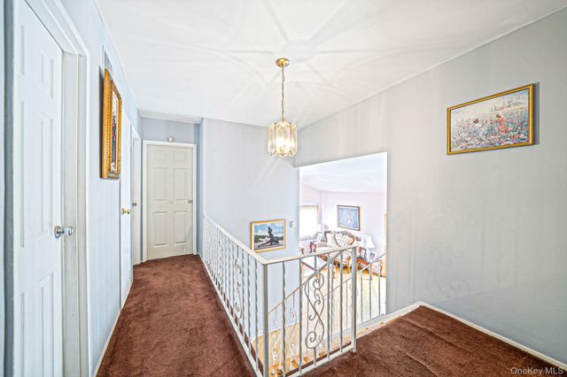 29 Sunshine Lane, Amityville, NY 11701