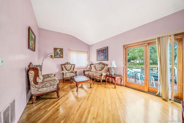 29 Sunshine Lane, Amityville, NY 11701