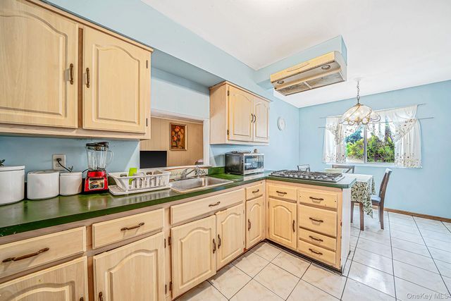 29 Sunshine Lane, Amityville, NY 11701