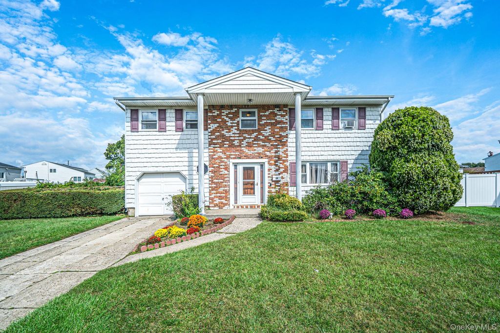 29 Sunshine Lane, Amityville, NY 11701