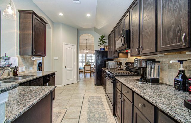 9519 White Landing, Mont Belvieu, TX 77523