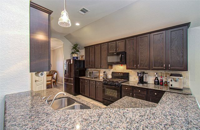 9519 White Landing, Mont Belvieu, TX 77523