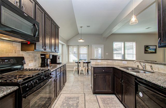 9519 White Landing, Mont Belvieu, TX 77523