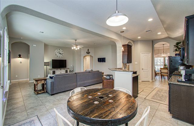 9519 White Landing, Mont Belvieu, TX 77523