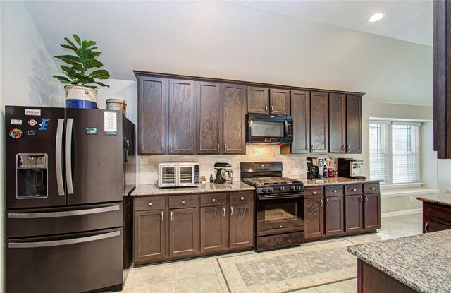 9519 White Landing, Mont Belvieu, TX 77523