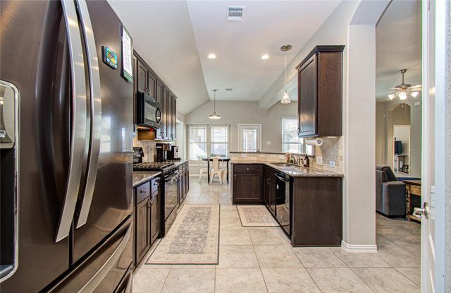 9519 White Landing, Mont Belvieu, TX 77523