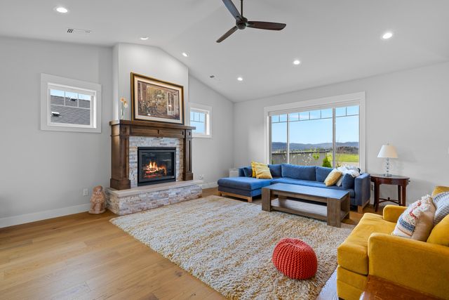 727 Sonoma Court, Medford, OR 97504