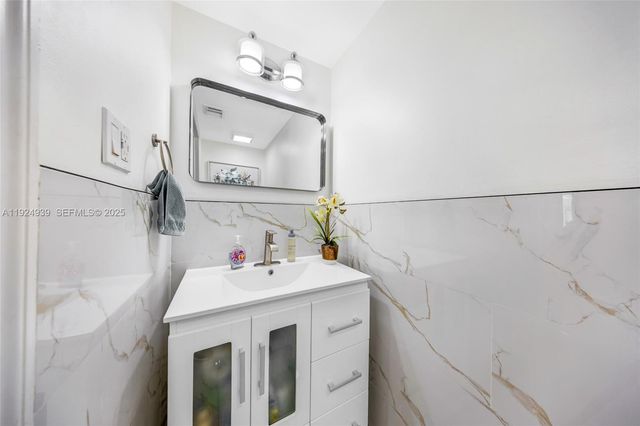 16236 SW 75th St, Miami, FL 33193