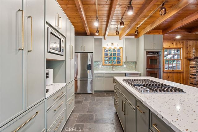 425 Golf Course Way, Lake Arrowhead, CA 92352