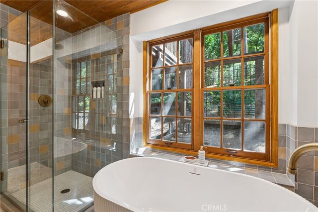 425 Golf Course Way, Lake Arrowhead, CA 92352