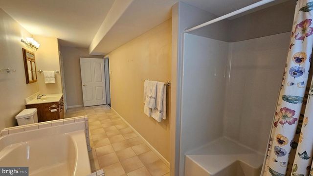 132 BUCKINGHAM DR, Chambersburg, PA 17201