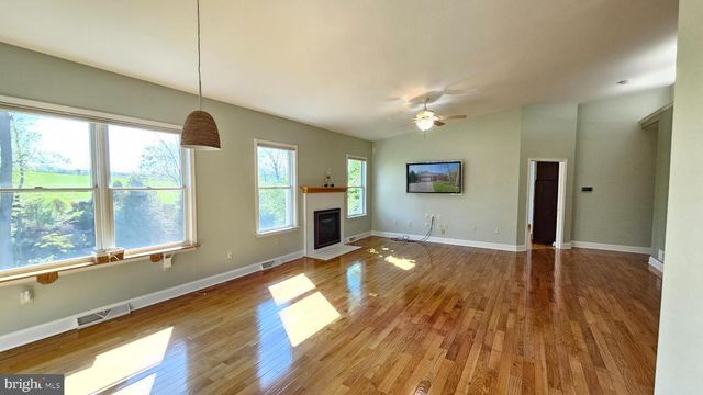 132 BUCKINGHAM DR, Chambersburg, PA 17201