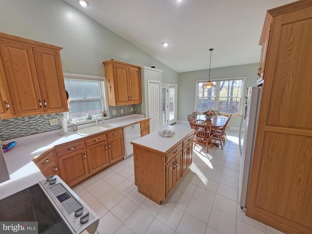 132 BUCKINGHAM DR, Chambersburg, PA 17201