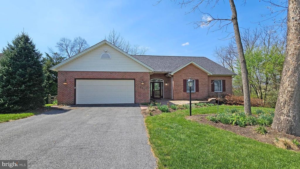 132 BUCKINGHAM DR, Chambersburg, PA 17201