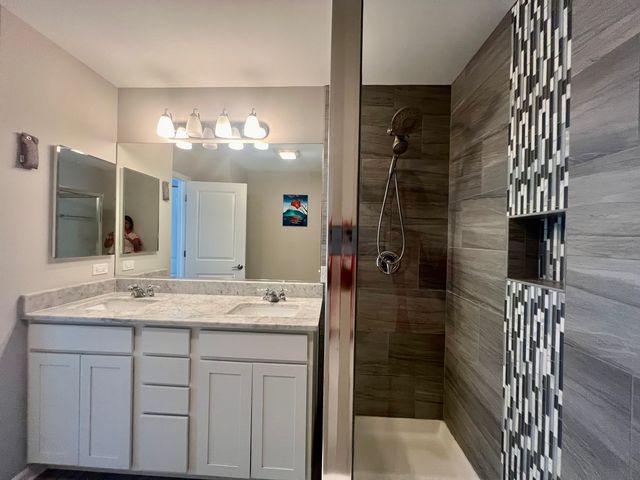 828 Center Street, Des Plaines, IL 60016