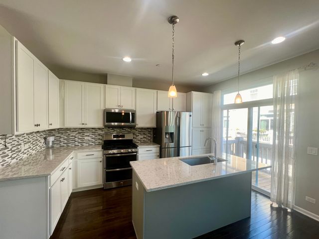 828 Center Street, Des Plaines, IL 60016