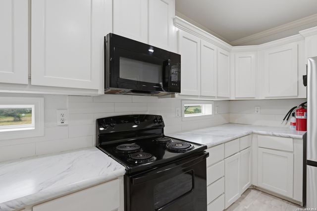 670 Nickerson Farms Rd, Seguin, TX 78155