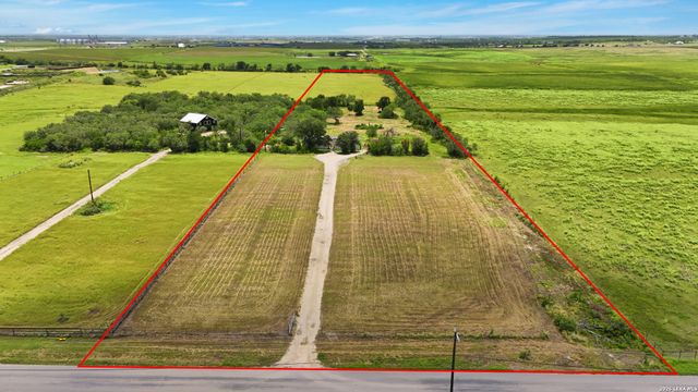 670 Nickerson Farms Rd, Seguin, TX 78155