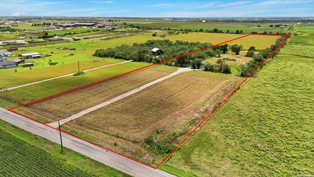 670 Nickerson Farms Rd, Seguin, TX 78155