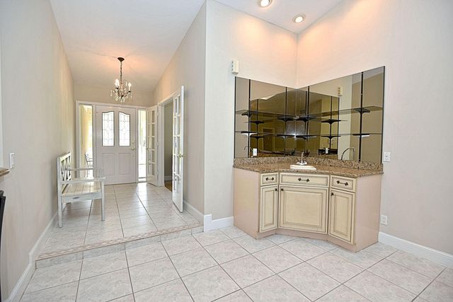 19 Dunbar Road, Palm Beach Gardens, FL 33418