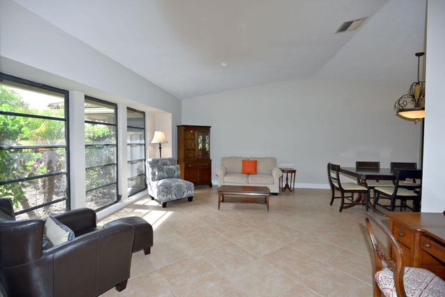 19 Dunbar Road, Palm Beach Gardens, FL 33418