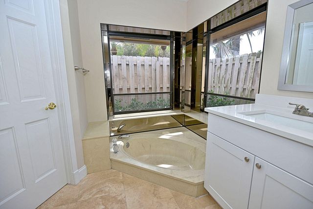 19 Dunbar Road, Palm Beach Gardens, FL 33418