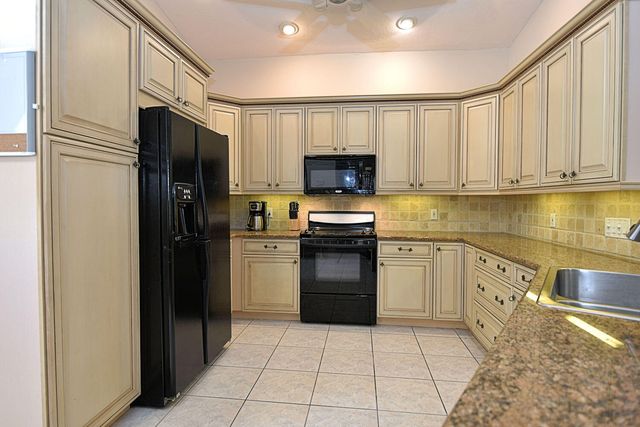 19 Dunbar Road, Palm Beach Gardens, FL 33418