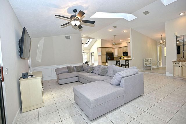 19 Dunbar Road, Palm Beach Gardens, FL 33418