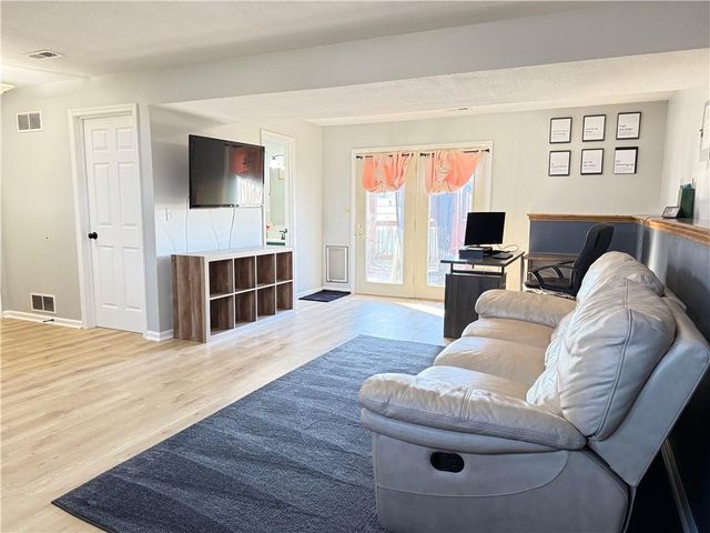 800 20TH Avenue S, Greenwood, MO 64034