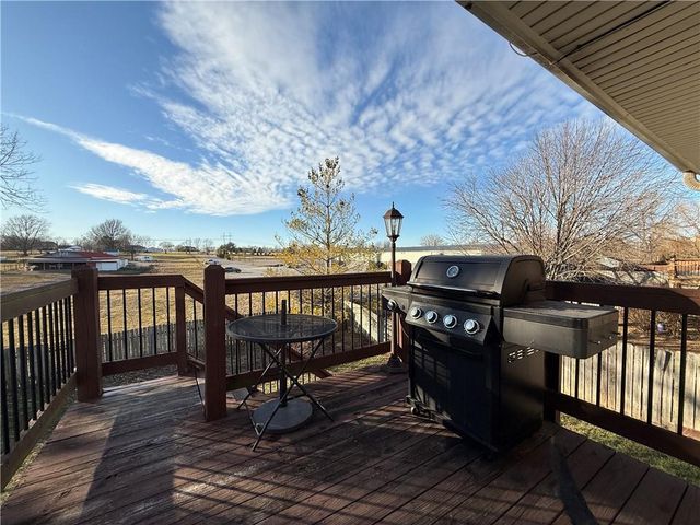 800 20TH Avenue S, Greenwood, MO 64034