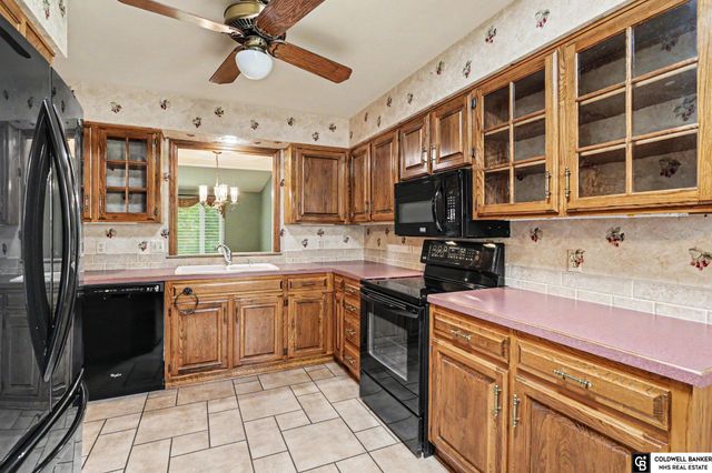 7201 Grand Oaks Drive, Lincoln, NE 68516