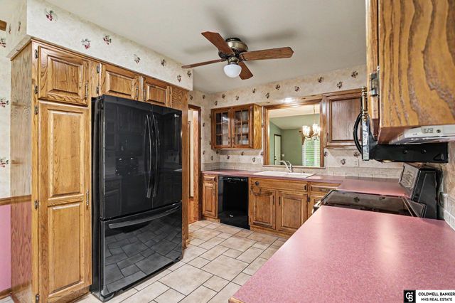 7201 Grand Oaks Drive, Lincoln, NE 68516