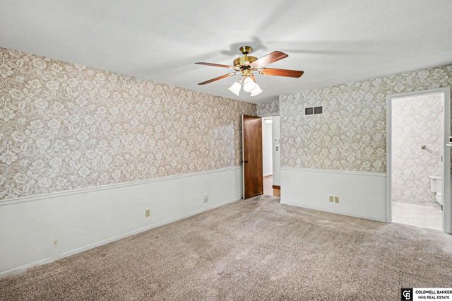 7201 Grand Oaks Drive, Lincoln, NE 68516