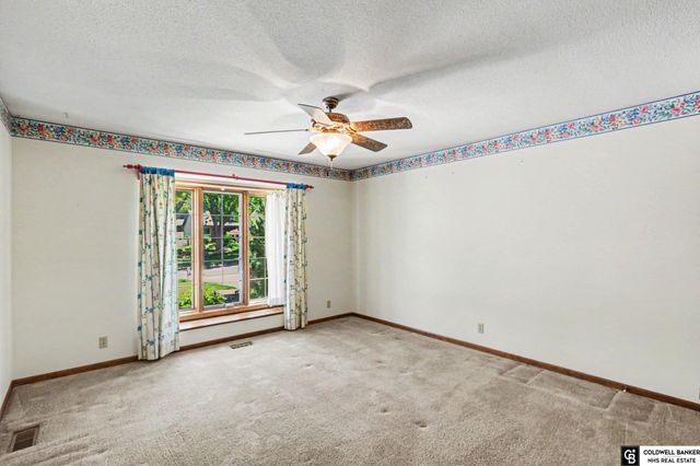 7201 Grand Oaks Drive, Lincoln, NE 68516