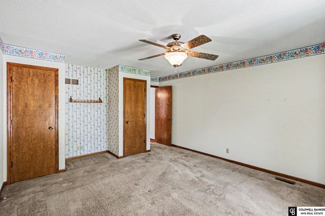 7201 Grand Oaks Drive, Lincoln, NE 68516