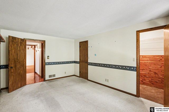 7201 Grand Oaks Drive, Lincoln, NE 68516
