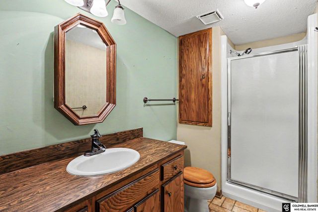 7201 Grand Oaks Drive, Lincoln, NE 68516