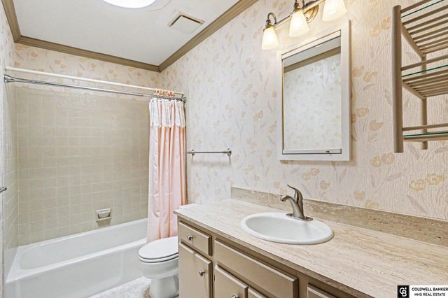 7201 Grand Oaks Drive, Lincoln, NE 68516