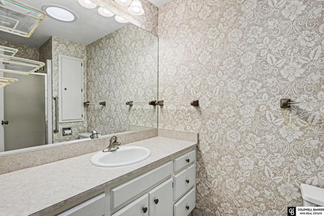 7201 Grand Oaks Drive, Lincoln, NE 68516