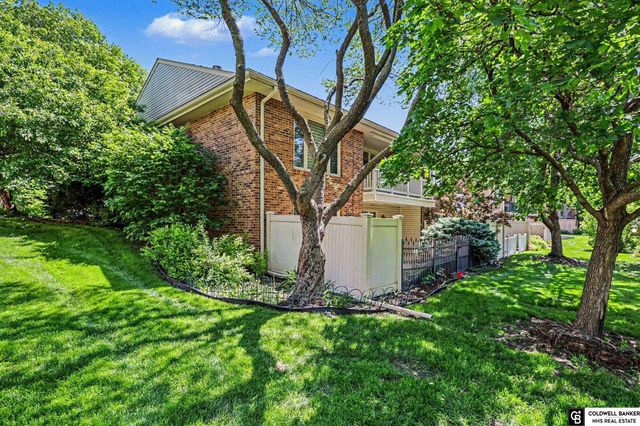 7201 Grand Oaks Drive, Lincoln, NE 68516