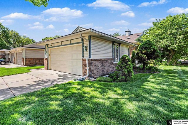 7201 Grand Oaks Drive, Lincoln, NE 68516