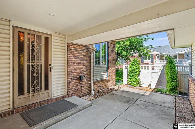 7201 Grand Oaks Drive, Lincoln, NE 68516